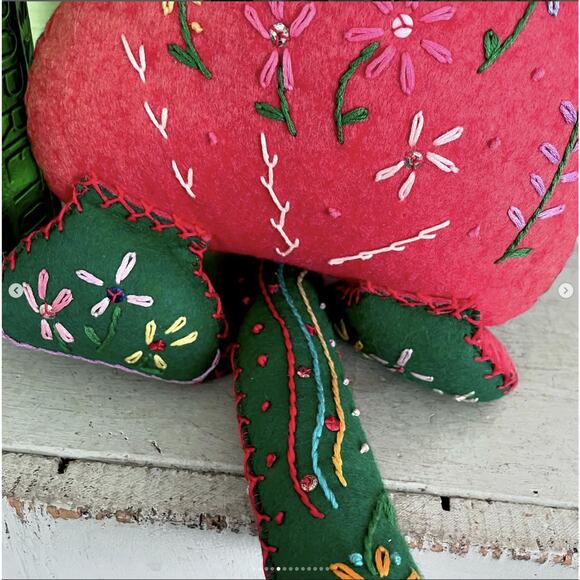 Vintage Handmade Embroidery Sequin Folk Art Christmas Cat Doll Red Green Felt - Picture 5 of 10